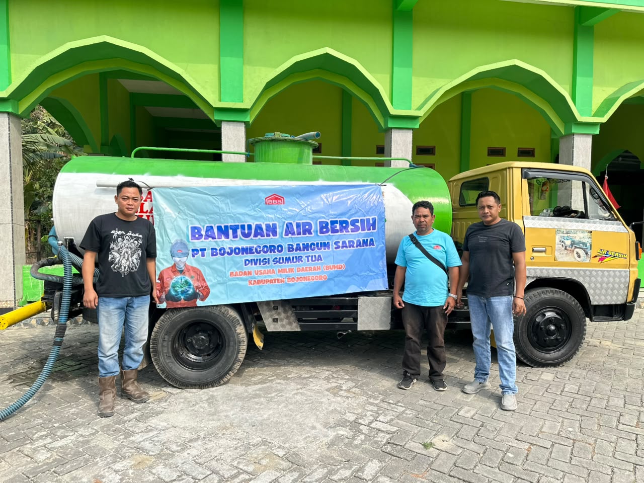 PT Bojonegoro Bangun Sarana Salurkan Bantuan Air Bersih untuk Warga Desa Kawengan